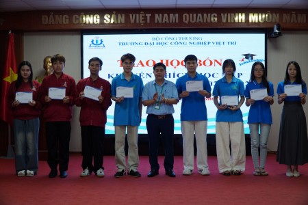 Trao học bổng khuyến khích học tập cho sinh viên học kỳ I năm học 2025–2026